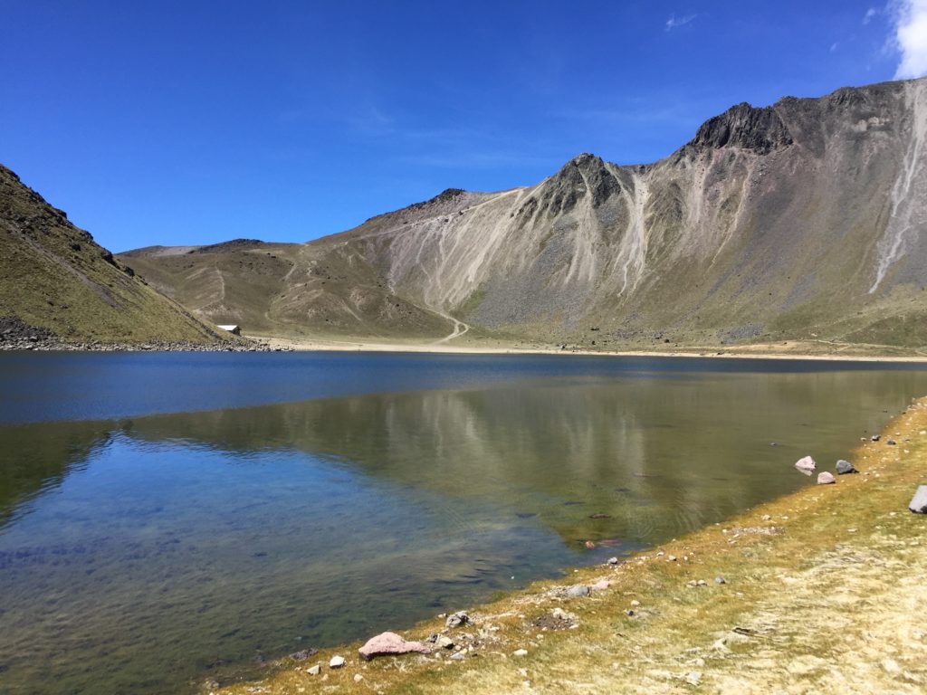 Las lagunas reflejan los colores de la montaña